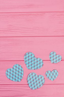 Sevgililer günü için süslemeler kağıt kalp şeklinde.