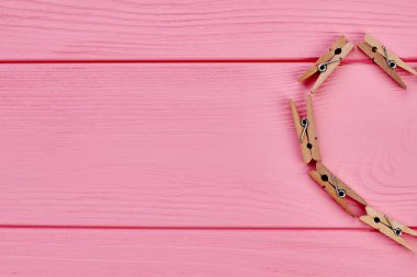 Ahşap clothespins kalp, kırpılmış görüntü oluşturan.