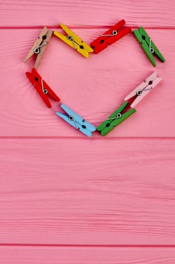 Renkli kalp clothespins yapılan.