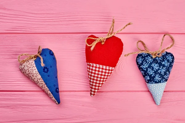 Drie kleurrijke handgemaakte harten. — Stockfoto
