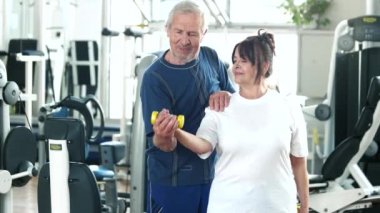 Halter kaldırma spor salonunda kadın kıdemli.