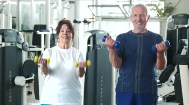 Spor salonunda eğitim yaşlılar birkaç.