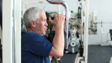 Göğüs egzersizleri yapıyor yaşlı fitness atlet.