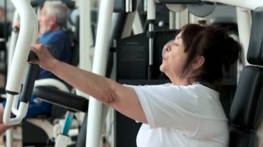 Kadın emekli spor salonunda, yan görünüm eğitim.