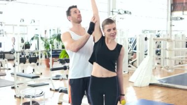 Fitness merkezinde egzersiz ince kız.