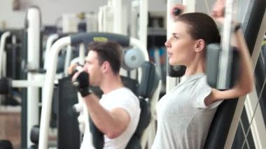 Güzel bir kadın göğüs presi üzerinde egzersiz yapıyor..