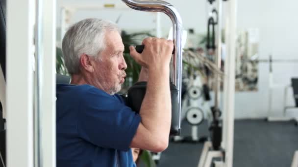 Idős fitness sportoló gyakorolja a mellkas. — Stock videók