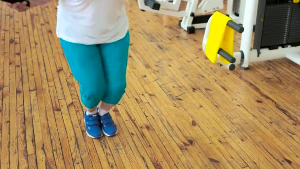 Mujer saltando con cuerda en suelo de madera . — Vídeos de Stock