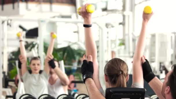 Mujer haciendo ejercicio en el gimnasio . — Vídeos de Stock