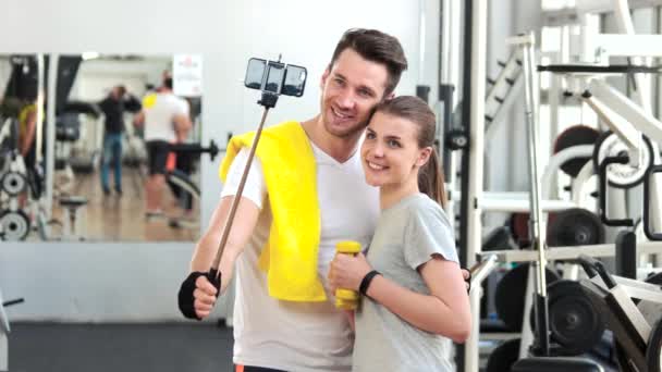 Lachende paar praten een selfie op sportschool. — Stockvideo
