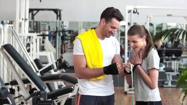 Trainer zeigt Fortschritte im Training für Klient. — Stockvideo