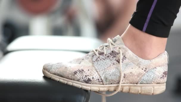 Close up mulher amarrando sapatos esportivos . — Vídeo de Stock