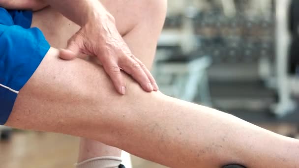 Μεγαλύτερος άντρας με πόνο στο γόνατο στο γυμναστήριο. — Αρχείο Βίντεο
