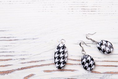 Siyah ve beyaz taş küpe.