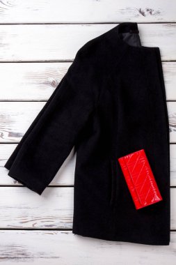 Kadın siyah ceket ve kırmızı çanta.