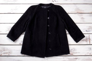 Kadın kısa siyah ceket.