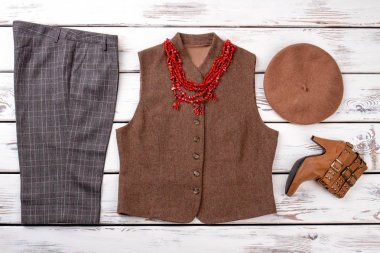 Kadınlar için düz yatıyordu klasik giyim.