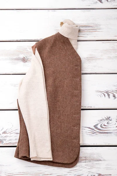 Chaleco marrón femenino y suéter blanco . — Foto de Stock