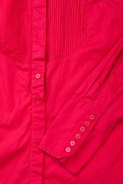 Kadın zarif kırmızı gömlek kadar kapatın.