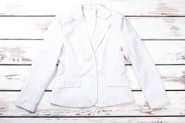 Kadın beyaz ceket iş tarzı.