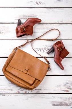 Kadın kahverengi bot ve el çantası.