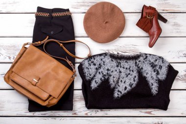 Kadın moda giysiler vitrin üzerinde dizi.