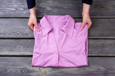 Eller ve zarif bluz.