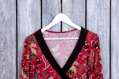 Askı kadınsı desenli elbise.