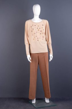 Kadın giyim tam uzunlukta manken.