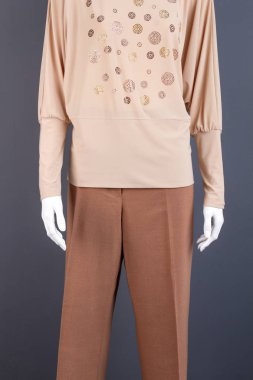 Klasik giyim giymiş kadın manken.