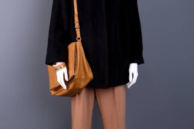 Şık çanta ile kadın manken.