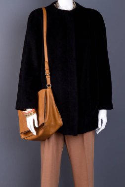 Manken şık giysiler, gri arka planda.