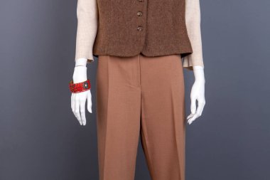 Manken kadın kahverengi takım elbise.