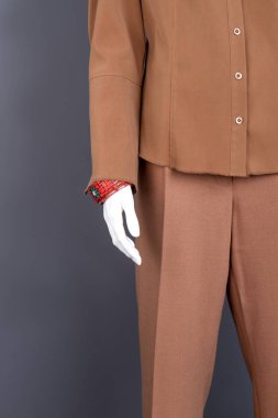 Yandan kırmızı bilezik manken.