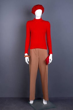 Kırmızı giysi ve aksesuarları tam uzunlukta manken.