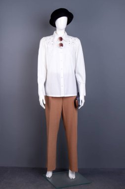 Siyah şapka ve beyaz gömlek kadın manken.