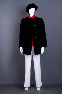 Siyah şapka, ceket ve beyaz Bayan pantolonlar.