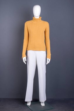 Sarı balıkçı yaka kazak ve beyaz pantolon.