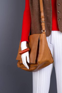 Kırmızı kazak ve kahverengi çanta kadar yakın.