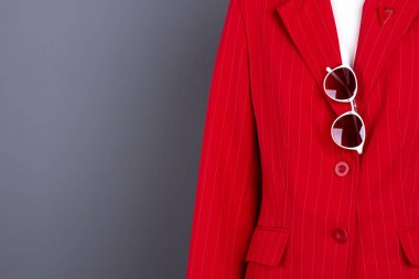 Kadın zarif blazer, güneş gözlüğü ve kopya alanı.