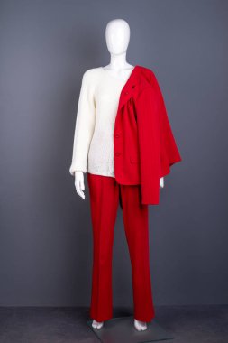 Kırmızı kadın takım elbise ve beyaz kazak manken.