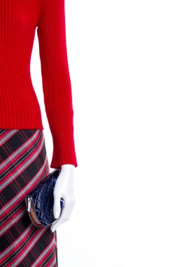 Kırmızı kazak, etek ve m-cüzdan.