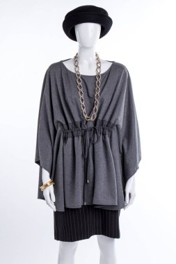 Siyah şapka ve gri tunik kadın manken.