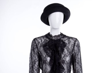 Siyah şapka ve dantel jabot bluz.
