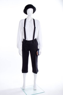 Beyaz bluz, siyah şapka ve pantolon.