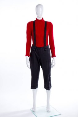 Kırmızı kazak ve pantolon askısı ile.