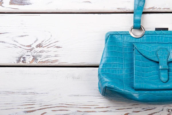 Bolsa de couro azul feminino, espaço de cópia . — Fotografia de Stock