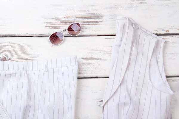 Traje de estilo formal blanco para mujeres . — Foto de Stock