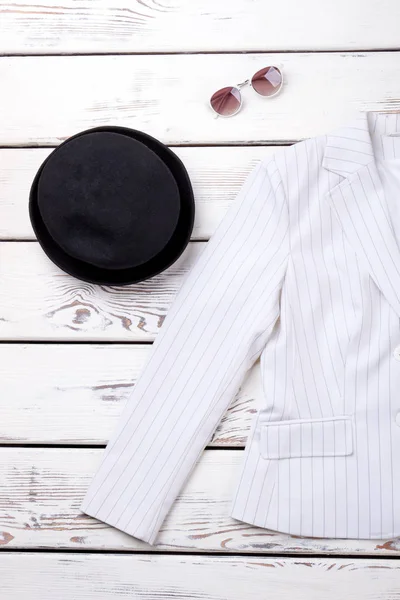 Weiblicher schwarzer Hut und weißer Blazer. — Stockfoto