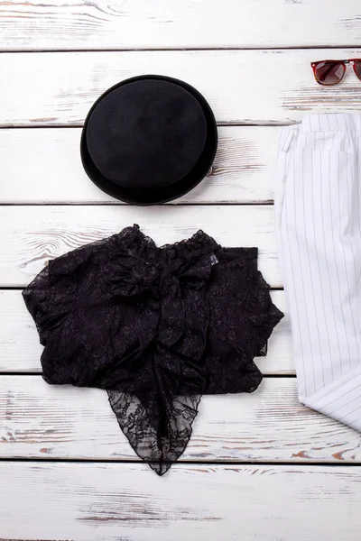 Γυναικεία μπλούζα μαύρο καπέλο και δαντέλα. — Φωτογραφία Αρχείου
